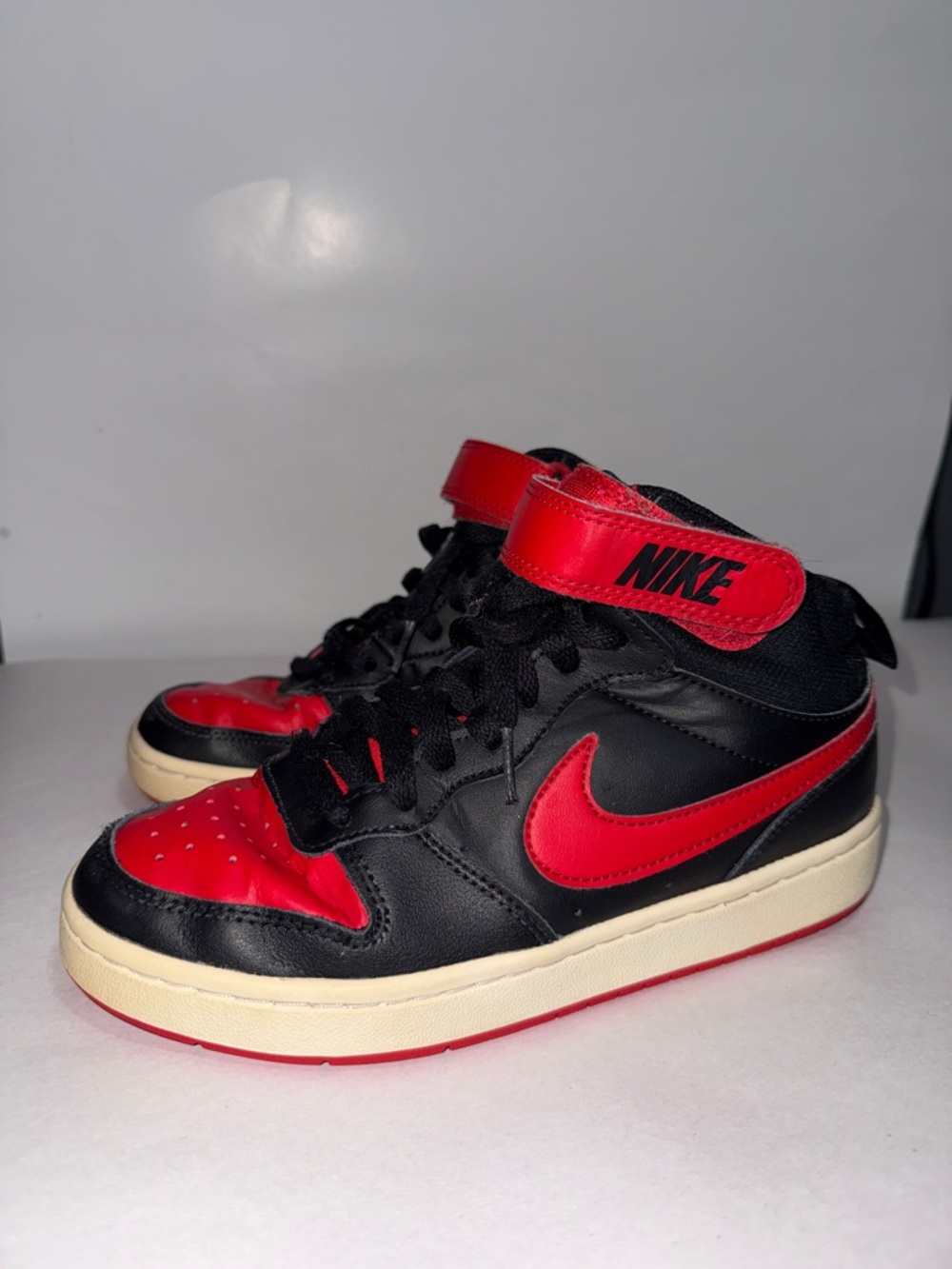 Nike court borough mid black and red size 4.5